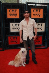 Dierks Bentley w/Jake the dog CMT Music Awards 