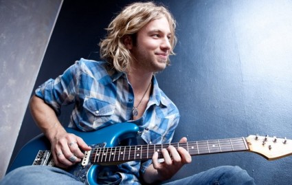 Casey James Experiences ‘Unbelievable’ Moment on Stage