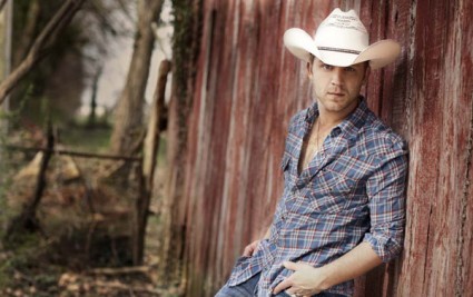 Justin Moore’s Band & Crew Bus Involved in Accident