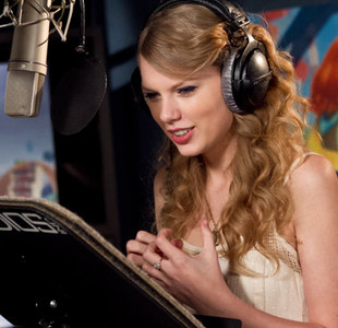 Taylor Swift Encourages Children to Read in New Video Campaign