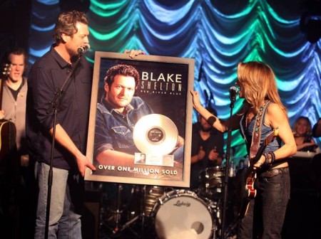 Blake Shelton Rises To Billboard’s No. 1 Position with ‘Sure Be Cool If You Did,’ Celebrates ‘Red River Blue’ Platinum Certification