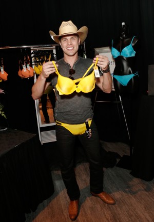 Dustin Lynch, Eli Young Band & More Visit the Official Gifting Lounge at the ACM Awards