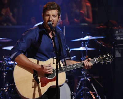 Brett Eldredge Performs ‘Don’t Ya’ on ‘Late Night With Jimmy Fallon’