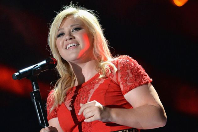 Kelly Clarkson Gushes Over First Christmas Album, ‘Wrapped in Red’
