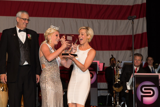 Kellie Pickler Honored With Heart For The Warrior Award From USO Of North Carolina