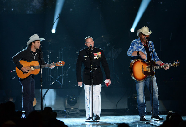 Toby Keith, Scotty Emerick - ACM Salute To Troops 2014 - CountryMusicIsLove