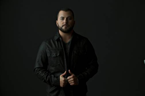 Tyler Farr Falls Off the Stage