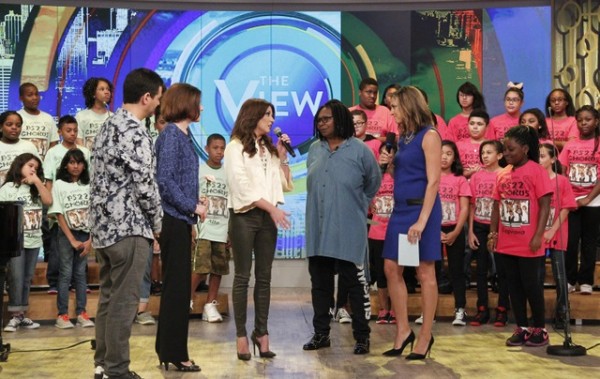 Martina McBride Makes Surprise Appearance on The View