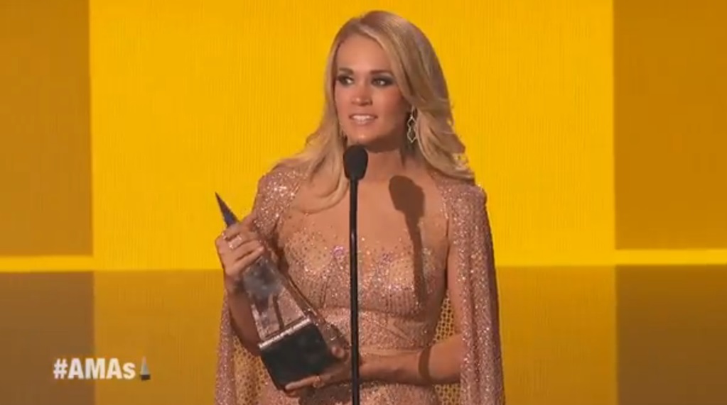 Carrie Underwood Wins Favorite Female Artist – Country At 2015 American Music Awards