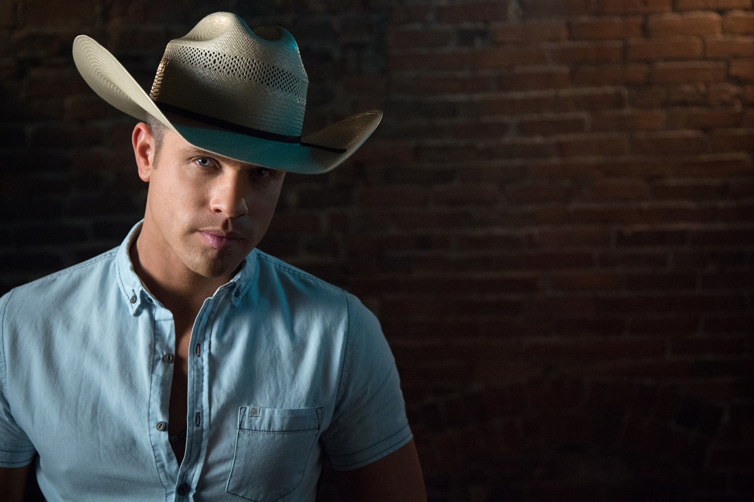 Dustin Lynch Earns Third Consecutive No.1 with ‘Mind Reader’