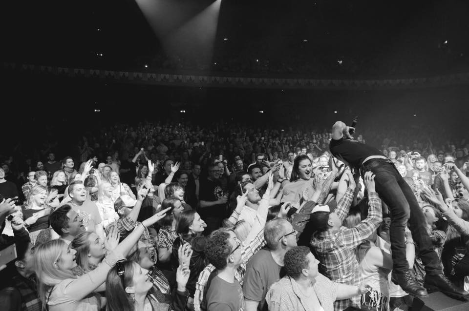 Dierks Bentley Hosts Impromtu After-Party Following Glasgow Concert