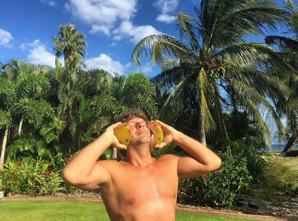 <span>Billy Currington is on holiday in Hawaii with his girlf...
