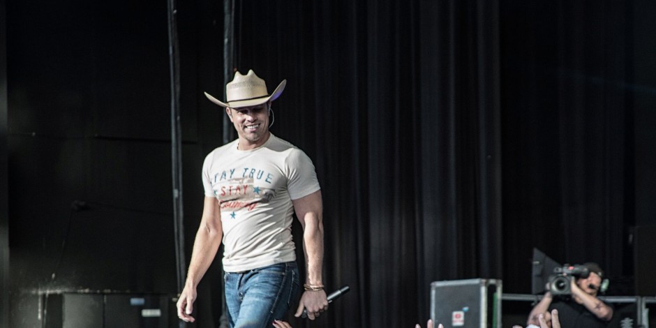 Dustin Lynch Launches ‘Stay Country’ Clothing Line
