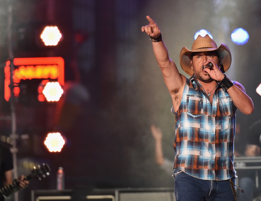 Jason Aldean Lets the “Lights Come On” for Outdoor Performance on CMT Awards