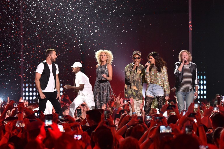 Little Big Town Grooves with Pharrell During 2016 CMT Awards Performance