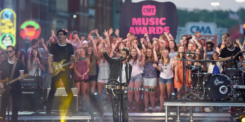 Thomas Rhett Keeps the Night Going with Outdoor Performance of ‘T-Shirt’ on CMT Awards
