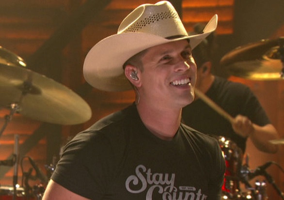 Dustin Lynch Performs ‘Seein’ Red’ on Conan