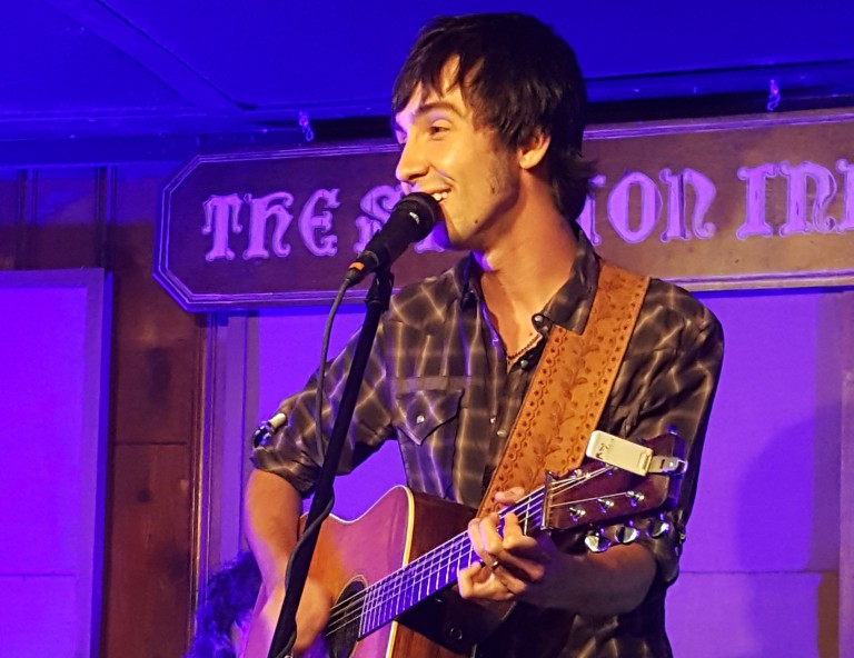 Mo Pitney Shines at ‘Behind This Guitar’ Release Event