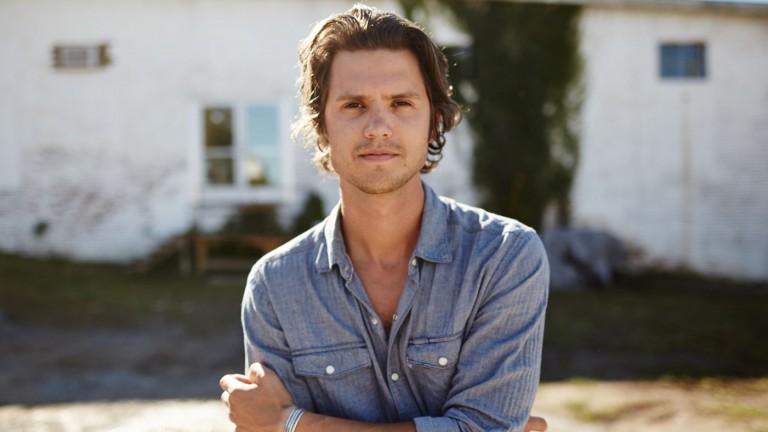 ﻿Steve Moakler Releases Romantic Music Video for ‘Suitcase’
