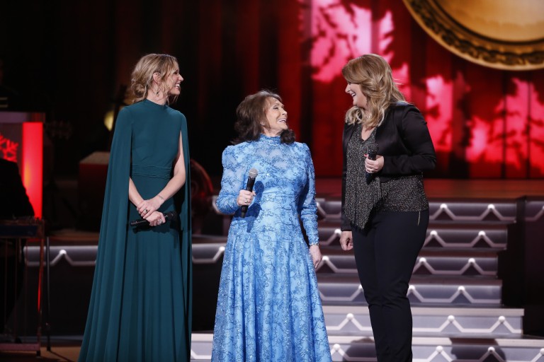 Jennifer Nettles, Trisha Yearwood and Loretta Lynn Join Forces For ‘Country Christmas’ Performance