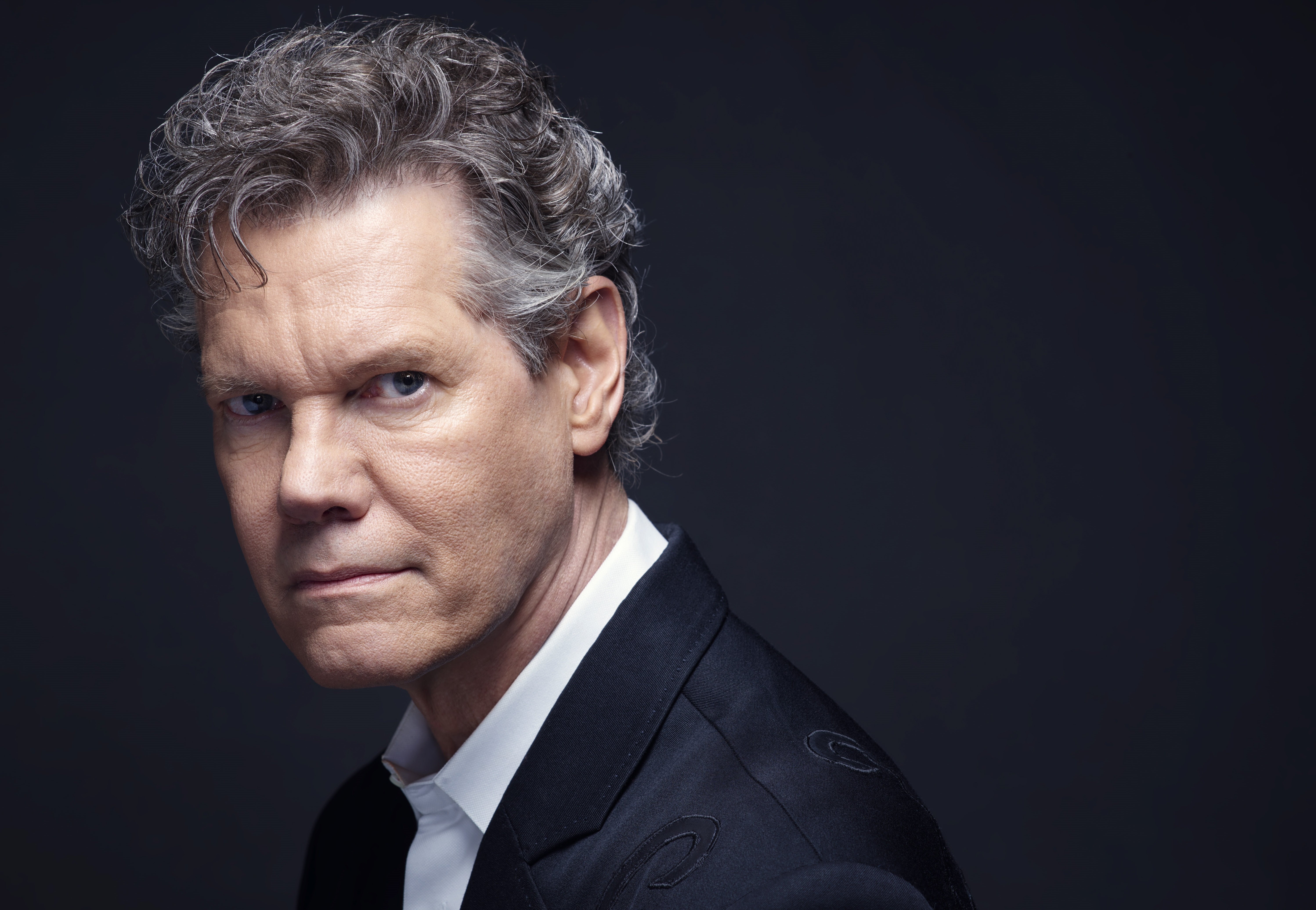 Randy Travis Hand Selects Brand New ‘Diggin’ Up Songs’ Spotify Playlist