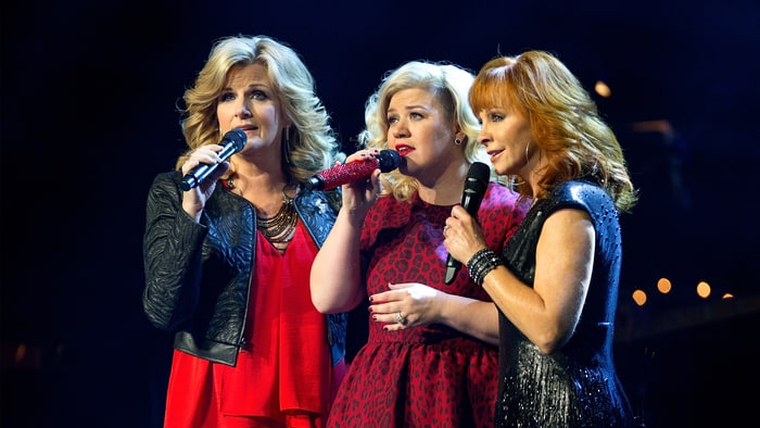 Throwback to When Kelly Clarkson Brought the Holiday Spirit with Reba McEntire and Trisha Yearwood