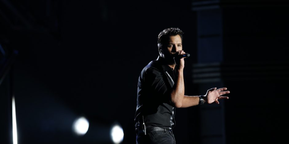 Luke Bryan Snoops Through Fan’s Text Messages During Concert