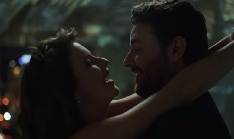 Chris Young Debuts Steamy ‘Losing Sleep’ Music Video