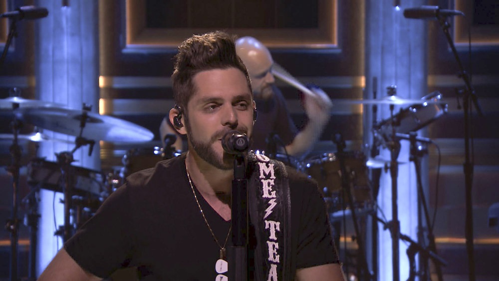 Thomas Rhett Shares Details From His Phone, Performs ‘Unforgettable’ on ‘Tonight Show’