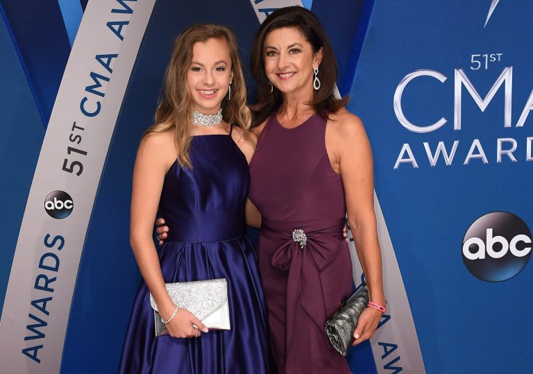 Troy Gentry’s Wife and Daughter Attend CMA Awards in His Honor