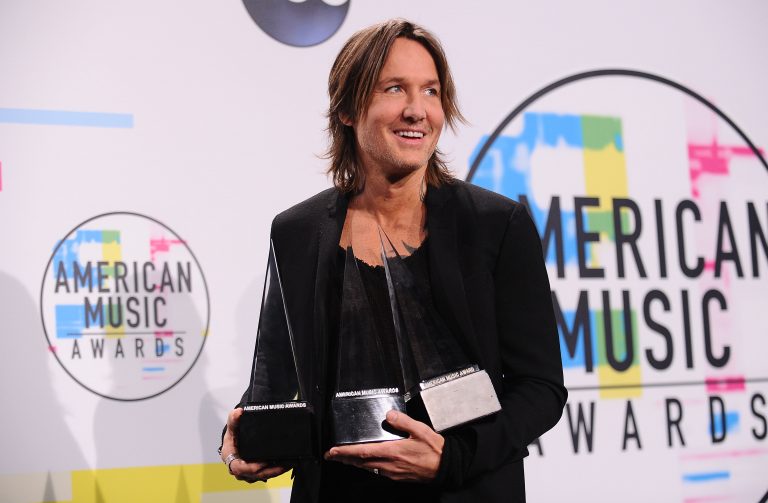 Keith Urban Thanks the Fans After Winning Three American Music Awards