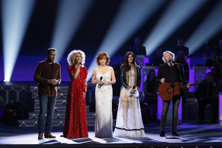 Reba, Little Big Town Combine Forces for Powerful ‘Mary, Did You Know?’ Performance