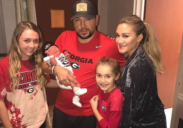 Jason Aldean’s Daughters Meet Baby Memphis