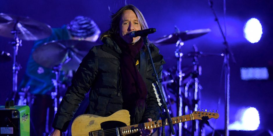 Keith Urban Pays Tribute to Artists Who Passed in 2017 with Heartfelt Performance