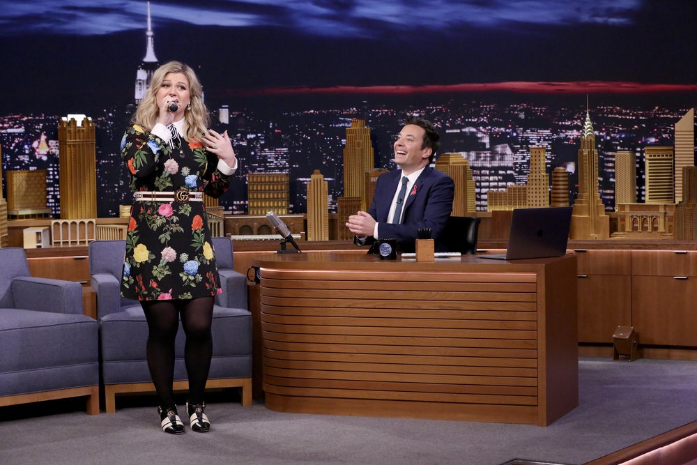 Kelly Clarkson Sings Google Translated Version of ‘Stronger’ on ‘Tonight Show’