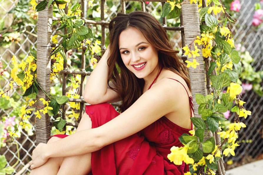 Hayley Orrantia Signs On as Host of SLN’s ACM Red Carpet Coverage