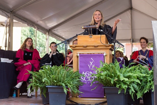Jennifer Nettles Delivers Empowering Commencement Speech at Alma Mater