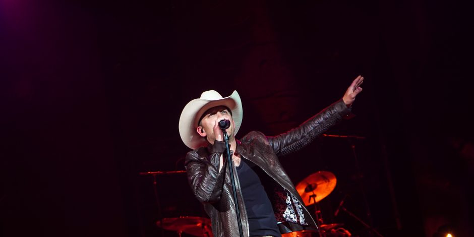 Justin Moore Sustains a Nasty Injury While On Album Photo Shoot