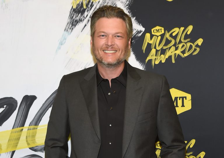 Blake Shelton Takes to Ole Red Rooftop For ‘Turnin’ Me On’ at CMT Music Awards 2018