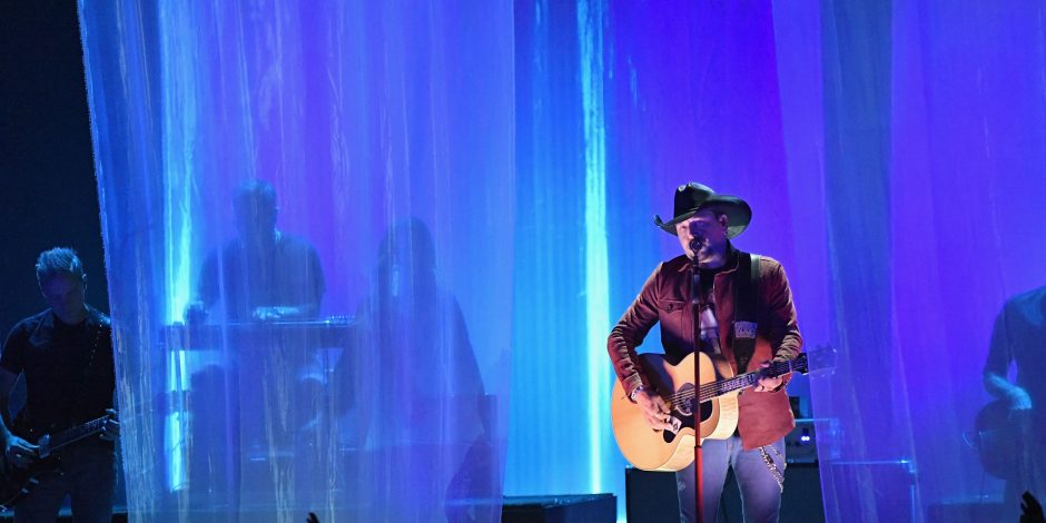Jason Aldean Croons ‘Drowns the Whiskey’ at CMT Music Awards 2018