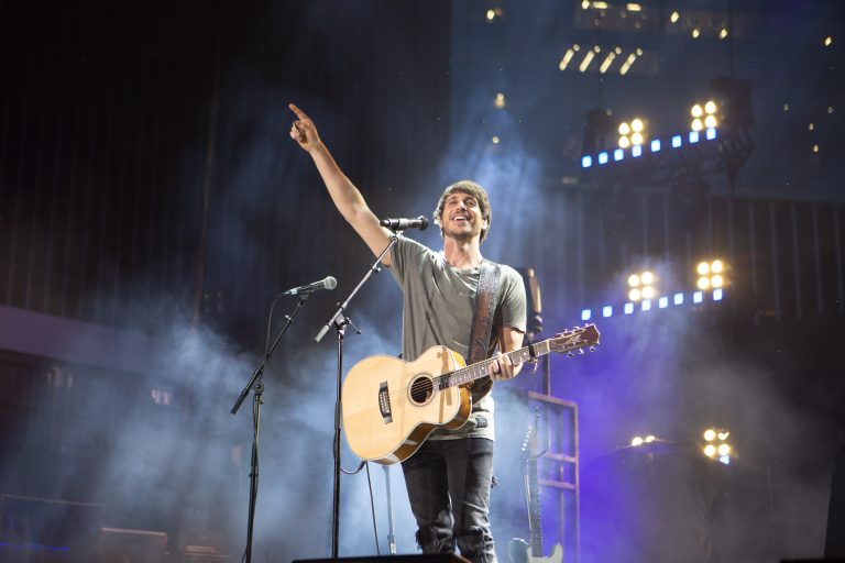 Morgan Evans Scores First U.S. No.1 Single with ‘Kiss Somebody’
