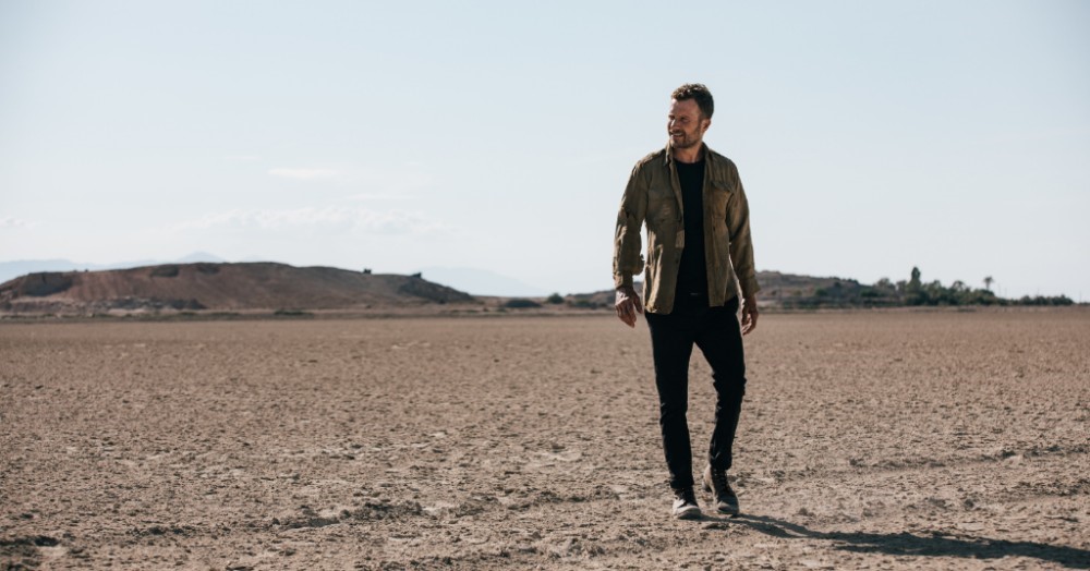 Dierks Bentley Battled Heat Stroke and Rattlesnakes While Filming ‘Burning Man’ Video