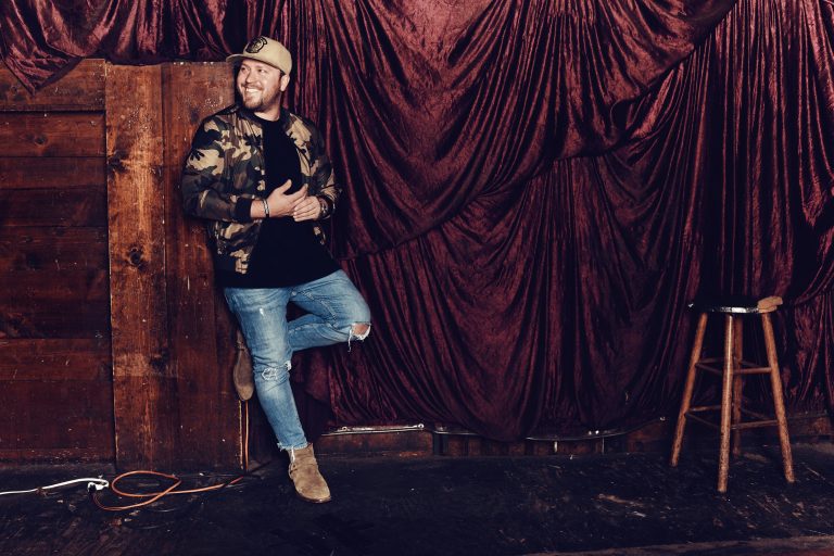 Mitchell Tenpenny is Spilling the Beans on His Debut Album <em></noscript>Telling All My Secrets</em>