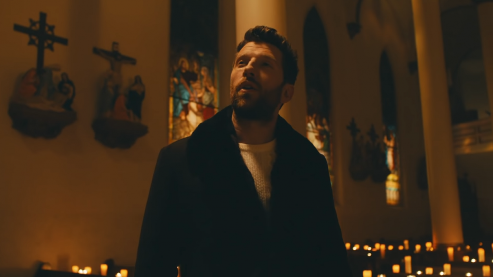 Brett Eldredge Hopes to Bring Peace With ‘The First Noel’ Video