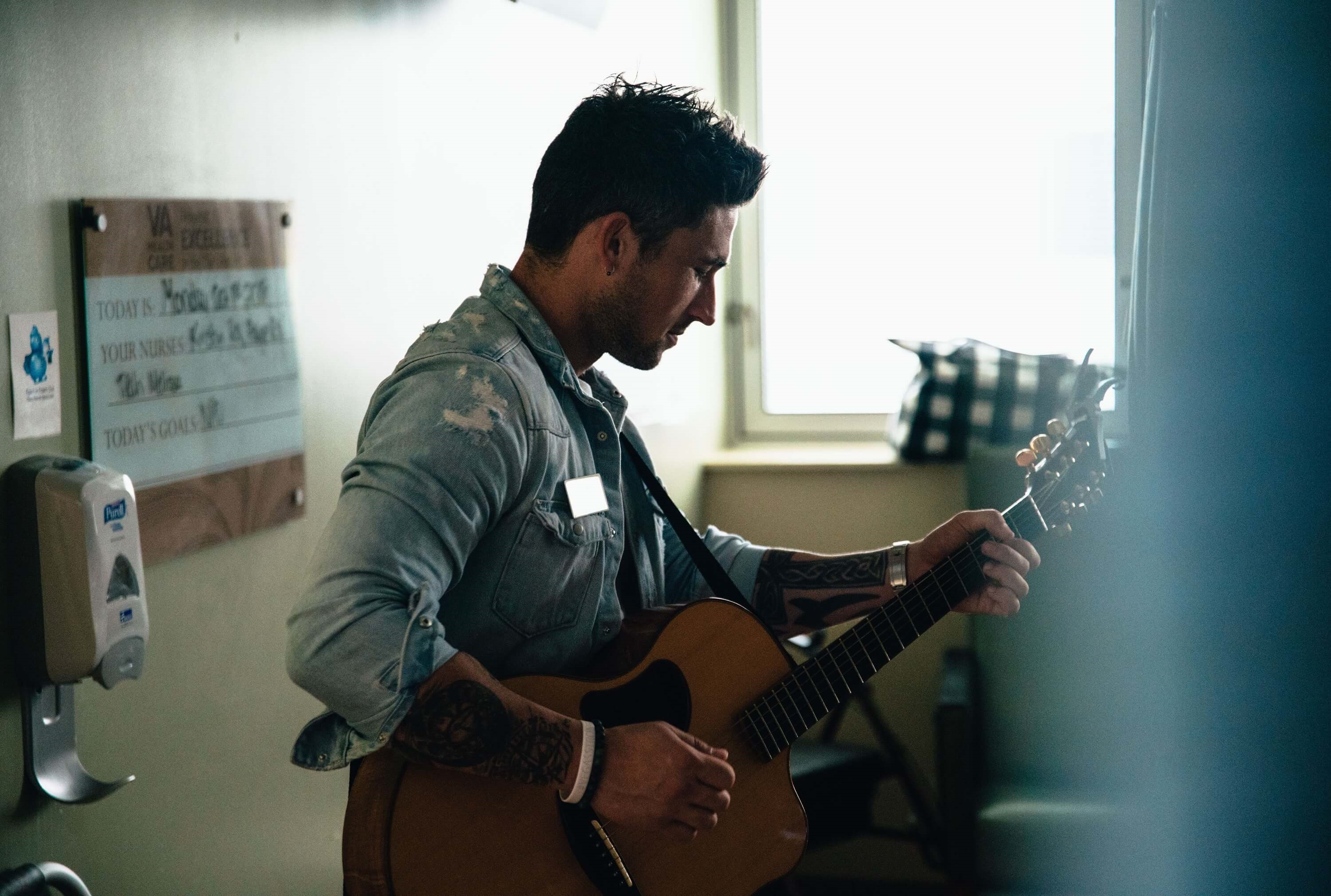 Michael Ray performs for patients at the Nashville VA as part of Musicians on Call