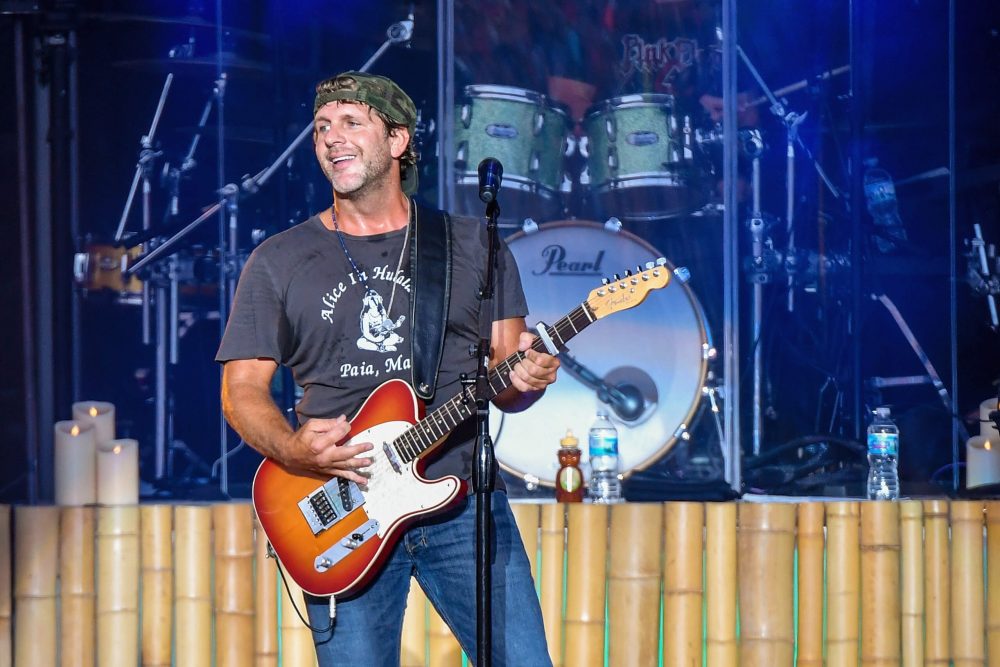 Billy Currington Is Madly In Love In Groovy New Single ‘Details’