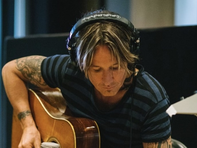 Keith Urban Sings of ‘Emotional Conflict’ in Cover of Marshmello’s ‘Happier’