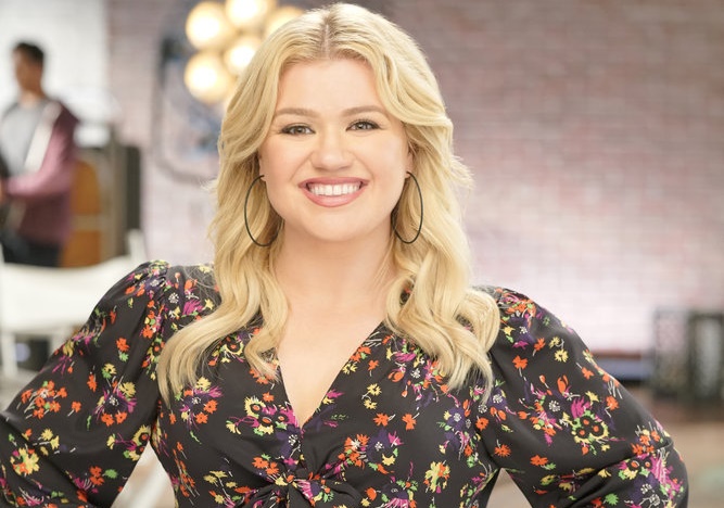 Watch Kelly Clarkson Sing Dolly Parton’s ‘9 to 5′ in ‘The Kelly Clarkson Show’ Promo