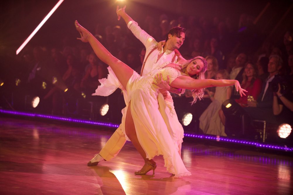 Dancing with the Stars: Lauren Alaina Foxtrots to Dolly Parton’s ‘Jolene’