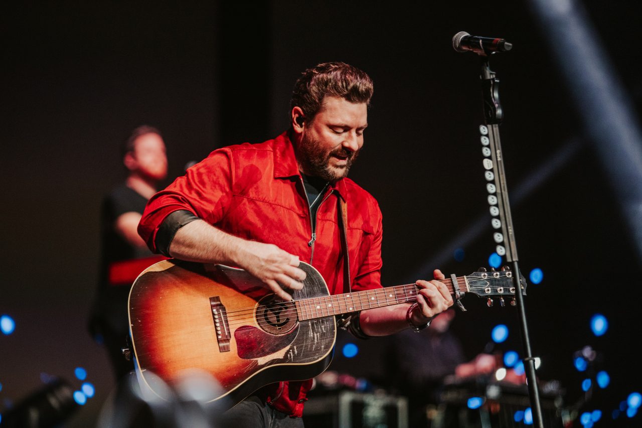 Watch Chris Young Serenade a Cancer Patient in Final Tour Stop of 2019